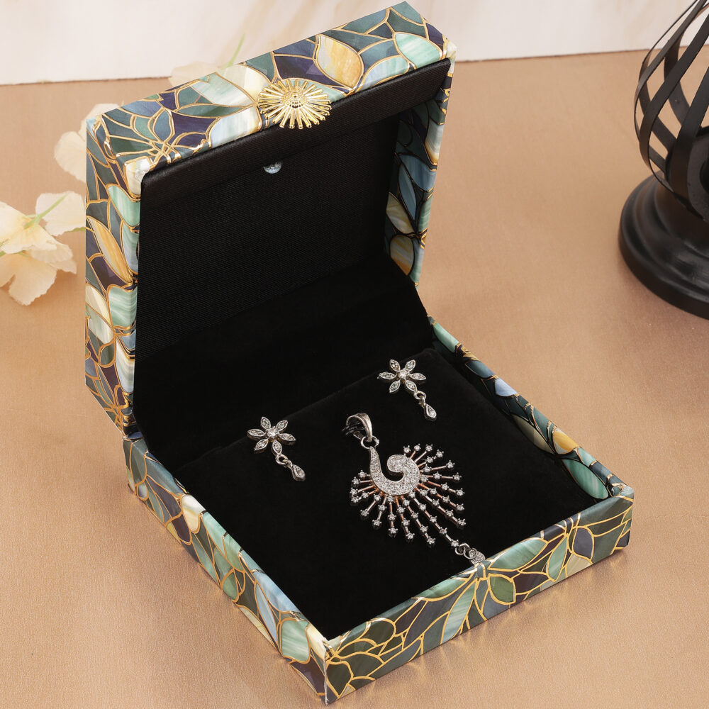 Pendent Box
